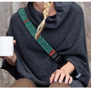 KAVU pretty sweater poncho black